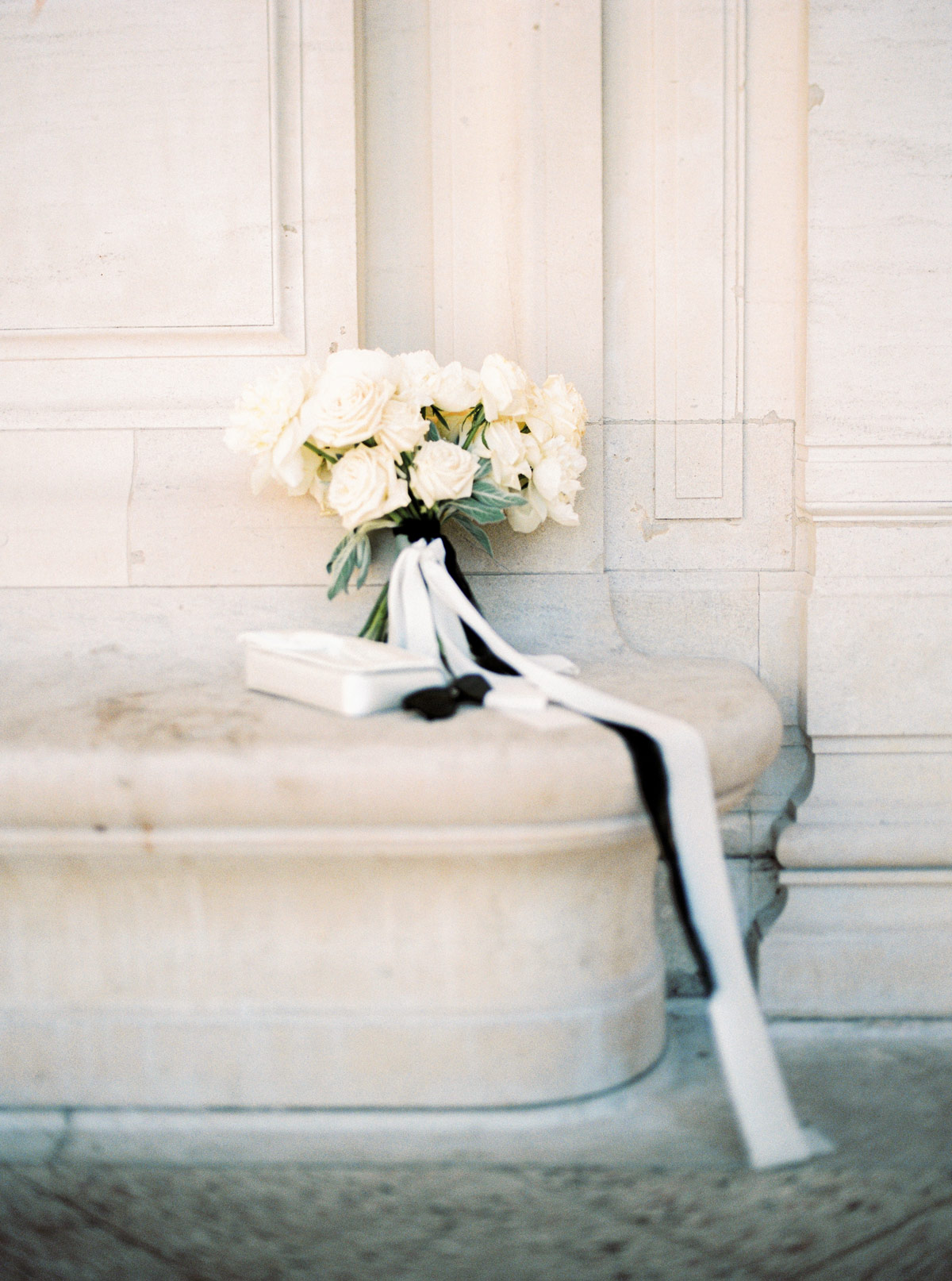 Blumenstrauß Fotoshooting Paris - Die Hochzeitsfotografen